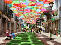Португалия - улица с зонтами